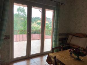 Zimmer mit 2 Schiebetüren, einem Tisch und einem Balkon in der Unterkunft Villa Filippa in Nicosia