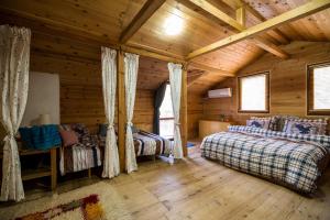 Habitación con 2 camas en una cabaña de madera en Рибарник Forest Мagic, en Topolitsa