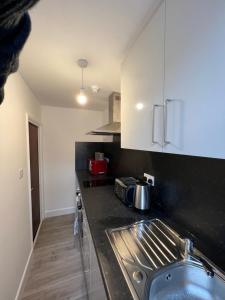 cocina con fregadero y encimera en Midland road studio en Wellingborough