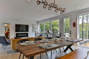 Un televizor și/sau centru de divertisment la New Family Cottage Tremblant-4 Bdrs W Hot Tub