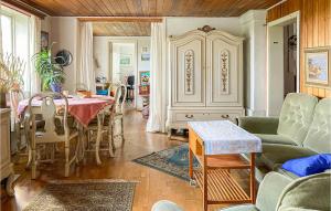 sala de estar con mesa y comedor en Beautiful Home In Laholm With Kitchen en Laholm