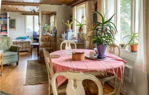 Posezení v ubytování Beautiful Home In Laholm With Kitchen