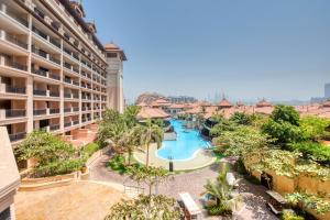 Výhled na bazén z ubytování Paradise 2BR at Royal Amwaj North Palm Jumeirah by Deluxe Holiday Homes nebo okolí