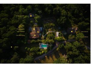 uma vista aérea de uma casa na floresta em Les Grangeonnes, gîtes nature, piscine, sauna pour accueil familiale ou de groupe em Saint-Basile