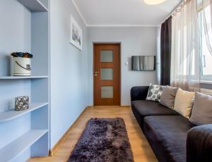 ワルシャワにあるClickTheFlat Golden Terraces Apart Roomsのリビングルーム(ソファ、ドア付)