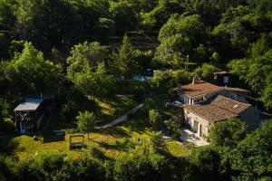 una vista aérea de una casa en un bosque en Les Grangeonnes, gîtes nature, piscine, sauna pour accueil familiale ou de groupe en Saint-Basile