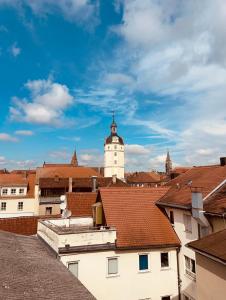 Blick auf eine Stadt mit einem Uhrturm in der Unterkunft Hotel Residenz in Ansbach
