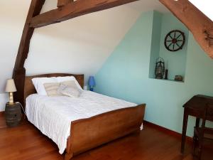 Schlafzimmer mit einem Bett und Holzboden in der Unterkunft Aux Chambres du Chadoux de Chateaubourg (ChaChaCha) in Châteaubourg