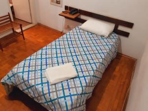 費爾南多波利斯的住宿－SOTAM HOTEL，一间卧室配有一张床,上面有两条毛巾