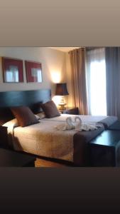ネルハにあるオスタル トレス ソレスのベッドルーム1室(大型ベッド1台、窓付)