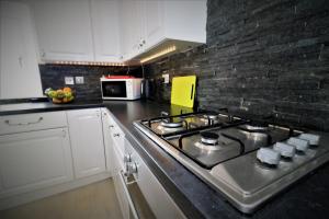 Una cocina o zona de cocina en Signature - Kirkhill Middle