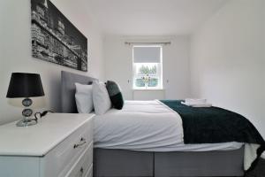 Una cama o camas en una habitación de Signature - Kirkhill Middle
