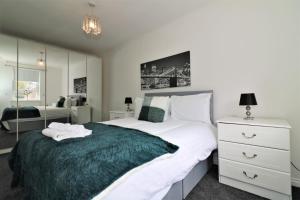 Säng eller sängar i ett rum på Signature - Kirkhill Middle