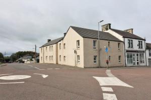 una calle vacía frente a un edificio en Signature - Kirkhill Middle, en Kirkmuirhill