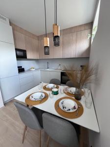 una sala da pranzo con tavolo e sedie e una cucina di Kastani Apartments a Rakvere