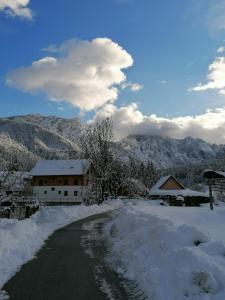 una carretera cubierta de nieve junto a un edificio en Apartments Gorski raj, en Kranjska Gora