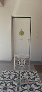 une chambre avec une chaise en face d'une porte dans l'établissement La Rosa Verde, à Castrovillari