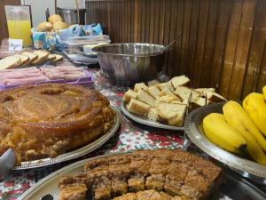 stół z różnymi rodzajami żywności i chleba w obiekcie SOTAM HOTEL w mieście Fernandópolis