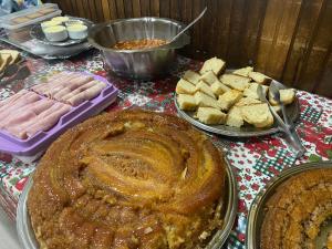 una mesa cubierta con diferentes tipos de pan y pasteles en SOTAM HOTEL, en Fernandópolis