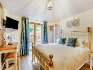 Llit o llits en una habitació de Woodpecker Barn - Uk38613