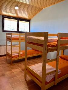two bunk beds in a room with a window at Albergue de griegos in Griegos