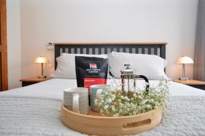 bandeja con flores y bebidas en una cama en Kennacraig Lodge en Whitehouse