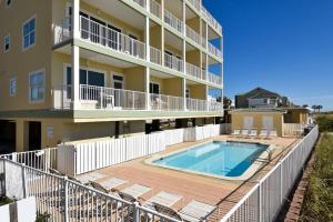 un edificio de apartamentos con piscina frente a un edificio en Blue Dolphin 301, en Fort Walton Beach