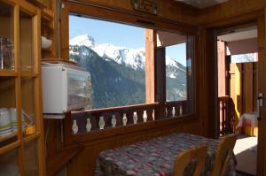 シャテルにあるAlexandra - Appartement 4 pers - Chatel Reservationの山の景色を望む窓付きの部屋