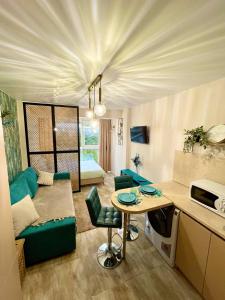 un soggiorno con un divano e un tavolo di Здаються в оренду подобово АПАРТАМЕНТИ ZONEofCOMFORT-1 Поруч з центром міста, затишні та комфортні для проживання, як вдома a Černivci