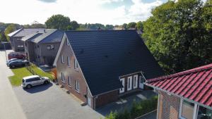 una vista aérea de una casa con techo en Haus Taybeerweg, en Aurich