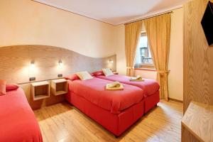 ein Hotelzimmer mit 2 Betten und einem Fenster in der Unterkunft Baita Aris Appartamento Canton in Livigno