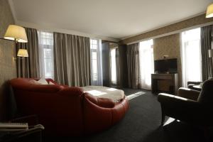 فندق ريدلاين  في تبليسي: غرفة في الفندق مع أريكة وسرير