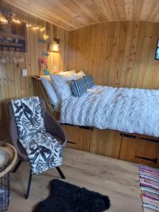 Postel nebo postele na pokoji v ubytování Stargazy Shepherds Hut