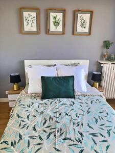 サン・ジェルマン・アン・レーにあるAppartement spacieux hyper centre Saint Germainのベッドルーム1室(青と白の掛け布団付きのベッド1台付)