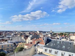 サン・ジェルマン・アン・レーにあるAppartement spacieux hyper centre Saint Germainの建物のある街の景色