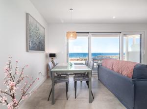 Χώρος καθιστικού στο Luxury new modern penthouse with golf and sea Views - Via Celere 2390