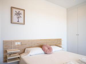 Ένα ή περισσότερα κρεβάτια σε δωμάτιο στο Luxury new modern penthouse with golf and sea Views - Via Celere 2390 +37 φωτογραφίες