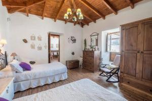 - une chambre avec un lit et une commode dans l'établissement Casa María, Tamaimo, à Tamaimo