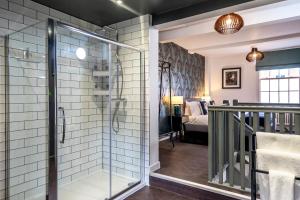 uma cabina de duche em vidro numa casa de banho com um quarto em The Bookclub em York