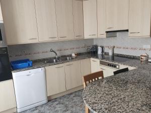cocina con electrodomésticos blancos y encimera de mármol en Ca La Miquela, en Albagés