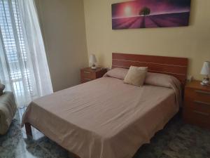 1 dormitorio con 1 cama, 2 mesitas de noche y sofá cama en Ca La Miquela, en Albagés