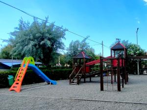 eine Gruppe von Spielgeräten in einem Park in der Unterkunft Campeggio Bocca di Cecina in Marina di Cecina