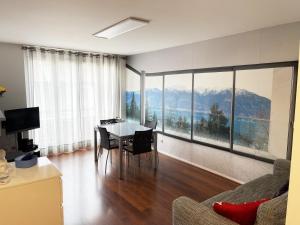 uma sala de estar com uma mesa de jantar e vista em Appartement en plein cœur d'Aix-les-Bains em Aix-les-Bains