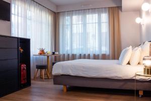 - une chambre avec un lit et une grande fenêtre dans l'établissement Le Gamaritz, à Biarritz