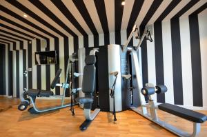 un gimnasio con varias bicicletas estáticas en una habitación en Holiday Inn Dijon Toison D'or, an IHG Hotel en Dijon