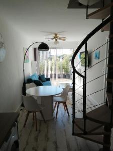 uma sala de estar com uma mesa de jantar e cadeiras em Duplex du Bois d'Amour em Quimper