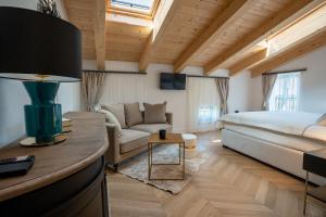 sypialnia z łóżkiem i kanapą w pokoju w obiekcie Restaurant & Villa Morgan w mieście Brtonigla