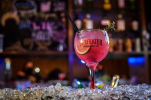 a wine glass sitting on top of a bar at Hotel Parada Linares in Linares