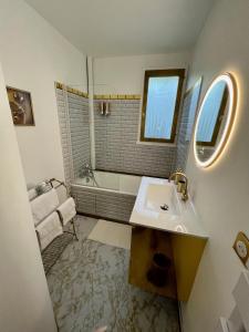 La salle de bains est pourvue d'un lavabo et d'une baignoire. dans l'établissement Cocon proche CHU-EMAILLEURS, à Limoges