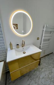 La salle de bains est pourvue d'un lavabo et d'un miroir mural. dans l'établissement Cocon proche CHU-EMAILLEURS, à Limoges